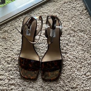 Cute new never worn tortoise print Steve Madden Harlyn sandals